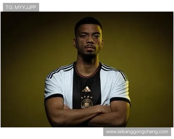 莱比锡边卫亨里希斯步行3.5公里前往训练以强化跟腱韧性 莱比锡边卫亨里希斯步行3.5公里前往训练以强化跟腱韧性