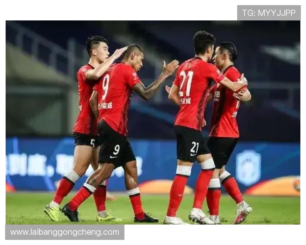 停赛无法临场指挥弗里克现身伯纳乌包厢观战引发球迷热议